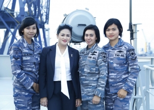 Dr Connie Rahakundini Bakrie (kedua dari kiri)