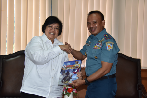 Jabat tangan - Dankormar Mayjen TNI Buyung Lalana dengan Menteri LHK  Dr. Ir. Siti Nurbaya Bakar, M.Sc.