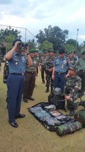 Waasops Panglima TNI Laksma TNI Harjo Susmoro didampingi Letkol Laut (P) Salim mengecek kesiapan Yonif 713/Satya Tama Kodam VII/Wrb, Gorontalo, (17/3/16).