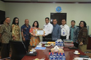 Foto Bersama - Komjen Pol. Drs Budi Waseso, S.H dengan pengurus DPP Assosiasi IUMKM Akumandiri. (Foto: Humas BNN) 