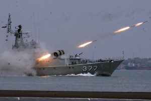 Kapal jenis korvet class parchim KRI Sutanto 377 tengah melakukan manuver peperangan anti kapal selam, dengan menembakkan roket RBU-6000 buatan Rusia ke tengah laut. (Adit/MN) 