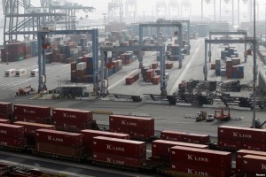 Kereta Api Pelabuhan di sekitar dermaga JICT. (Foto: supplychainindonesia.com)