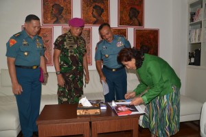 Menteri Susi begitu antusias melihat isi dari Buku SOLL. (Foto: Dispen Kormar)