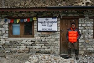 dr. Chandra Sembiring Meliala di Pos Aid Periche. (Foto: DokPribadi)