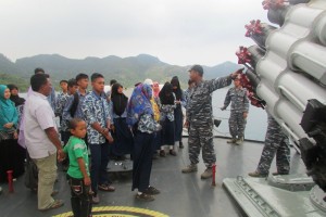 Para pelajar dan masyarakat Desa Pian Tengah, Bunguran Barat,Natuna melaksanakan kunjungan ke KRI Sultan Thaha Syaifuddin - 376 yang tengah sandar di Dermaga Selat Lampa, baru-baru ini.