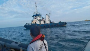 Patkamla Sea Rider 2 Lanal Batam saat mengawal Tugboat yang diduga melakukan pelanggaran  pelayaran  di perairan Tanjung Sengkuang, Batam, Kepulauan Riau (Kepri).