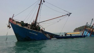 KLM Dewi Fortuna yang kandas di Perairan Batam dan berhasil diselamtakan oleh Posmat TNI AL 