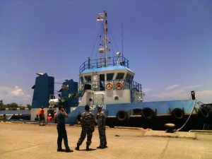 TB. TSP 201 yang merupakan barbuk hasil tangkapan KAL Viper, sandar di dermaga AAF Krueng Geukeuh dan dalam pengawan personel Lanal Lhokseumawe.  