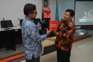 Jabat Tangan - Dirut BKI, Rudiyanto (kanan) bersama Direktur Gratifikasi Komisi Pemberantasan Korupsi, Giri Suprapdiono (kiri)