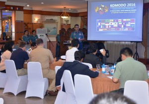 Danguspurlaarmabar Laksamana Pertama TNI T.S.N.B. Hutabarat M.M.S., selaku Komandan Satgas Komodo 2016 memberikan pengarahan kepada para Athan negara peserta Latihan Bersama Komodo 2016 di Aula Yos Soedarso, Markas Komando Koarmabar, Jakarta Pusat, Senin (4/4).
