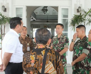 Letkol Laut (P) Salim menerima kunjungan Menko Polhukam Luhut B Panjaitan di Suva, Fiji 