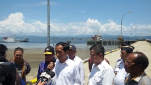 Presiden RI joko Widodo didampingi Menhub Ignasius Jonan meresmikan Pelabuhan Wasior dalam rangka meningkatkan konektivitas. (Foto: Wahyu/MN) 