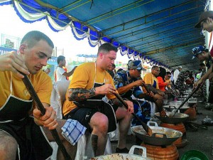 Mengaduk Rendang - para peserta masak rendang begitu antusias mengikuti kegiatan ini. (Foto: Marsoc/Nofrins)