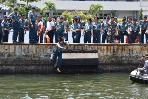 Aksi Cebur Laut Kowal Pamen TNI AL di Kolinlamil usai menerima kenaikan pangkat