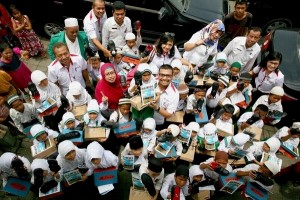 Manajemen Pelindo I berbagi Sepatu kepada anak-anak SD Alwasliyah Belawan