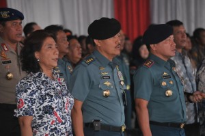 Menteri Susi Pudjiastuti (kiri) didampingi oleh Sekjen Kemhan Lkasdya TNI Widodo dan Pangkolinlamil Laksda TNI Aan Kurnia