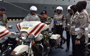 Pangkolinlamil Laksda TNI Aan Kurnia mencoba motor  Patwal