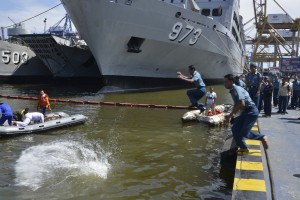 Tradisi cebur laut di Kolilnlamil dilakukan oleh Prajurit Kolinlamil usai menerima kenaikan pangkat. 