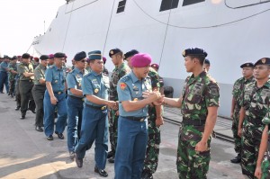 Jabat Tangan - Para petinggi TNI AL menyalami dan memberikan ucapan selamat kepada anggota Satgas ADMM (ASEAN Defence Minister Meeting), usai upacara pelepasan Latihan bersama Forum Menteri Pertahanan negara-negara ASEAN di dermaga JICT 2, Pelabuhan tanggung Priok Jakarta Utara,