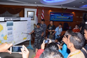 Pangarmabar Laksamana Muda TNI A. Taufiq R., saat memberikan keterangan pers terkait penangkapan kapal ikan China di Laut Natuna, di Aula Yos Sudarso Markas Komando Koarmabar, Sabtu (28/5).  