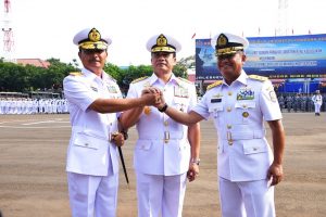 Kasal Laksamana TNI Ade Supandi, S.E., M.A.P. (tengah), Laksamana Muda TNI Siwi Sukma Adji (kiri) dan Laksamana Muda TNI A. Taufiq R. (kanan) melaksanakan salam komando seusai upacara serah terima jabatan Pangarmabar, di Lapangan Arafuru Mako Koarmabar Jl. Gunung Sahari Raya No.67, Jakarta Pusat, Selasa (19/7).  