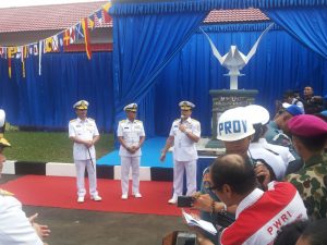 Kasal Laksamana TNI Ade Supandi (kanan) memberi keterangan kepada awak media  didampingi oleh Laksda TNI A Taufiq R (tengah) dan Laksda TNI Siwi Sukma Adji (kiri)