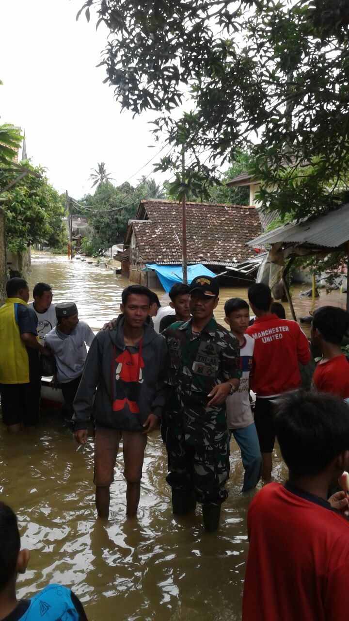 Tim Siaga Banjir Lanal Banten Bantu Evakuasi Korban Banjir dan Tanah Longsor