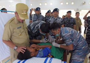 Danlantamal IV Tanjungpinang Laksamana Pertama TNI S. Irawan, S.E., meninjau langsung tempat khitan massal pada Operasi Bhakti TNI AL Surya Bhaskara Jaya (SBJ) Tahun 2016 di Kecamatan Singkep Kabupaten Lingga Provinsi Kepulauan Riau