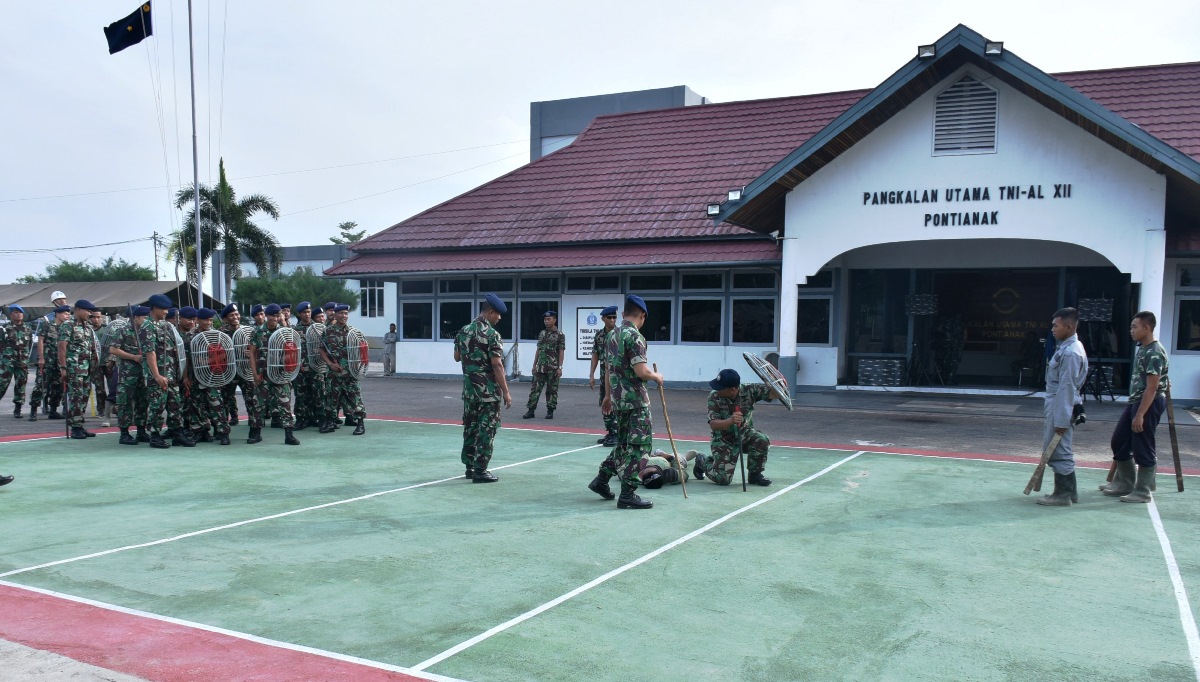 Prajurit Lantamal XII Latihan Huru Haraan Penindakan Huru Hara