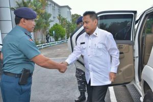 Jabat Tangan - Staf Ahli Bidang Wilayah dan Pembangunan Daerah Maritim Kemenko Polhukam Laksda TNI Surya Wiranto, S.H, MH dengan Danlanmal IV Laksma TNI Irawan. (Foto: Dok Pribadi)