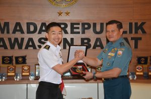 Kasarmabar Laksamana Pertama TNI Yudo Margono, S.E., bertukar cinderamata dengan Commander 1st Flotila (C1F) Kolonel Ong Chee Wei di Ruang VVIP, Mako Koarmabar Jalan Gunung Sahari Raya No.67 Jakarta Pusat, Selasa (30/8).