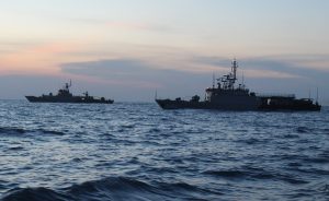 Dua KRI unsur Satuan Kapal Eskorta dan Satuan Kapal Cepat  Koarmabar sedang melaksanakan salah satu serial latihan pada Latihan Geladi Tugas Tempur (Glagaspur) Tingkat III/L-3 Tahun 2016 di Laut Jawa. Area 