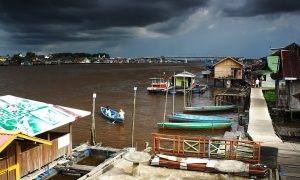 Suasana alur pelayaran di tepi Sungai barito