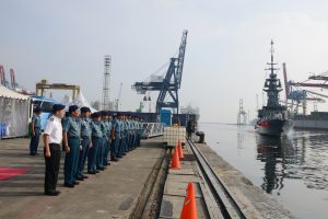 Upacara penyambutan kapal perang Singapura.