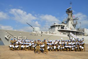 Para Prajurit KRI Bung Tomo-357 usai menerima penghargaan dari PBB