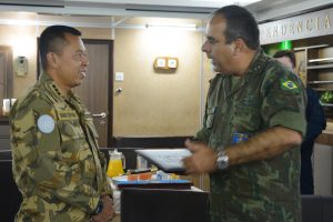 Komandan KRI Bung Tomo-357 Kolonel Laut (P) Yayan Sofiyan, S.T berbincang dengan (MTF) Commander UNIFIL Rear Admiral (RADM) Claudio Henrique Mello De Almeida