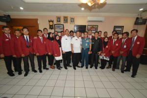 Foto Bersama - Kepala PIM Kolonel Laut (P) Arief Meidyanto dengan Mahasiswa Unhan