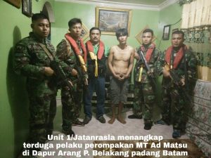 Penangkapan kapal perompak berbenda Singapura.