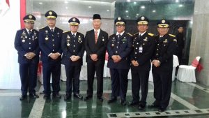 Dirjen Hubla Tonny Budiono (tengah) usai menerima penghargaan dari Presiden RI