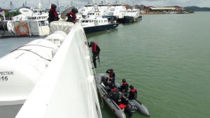 Personel Bakamla RI terlihat semangat saat mengikuti latihan. 