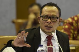 Menteri Ketenagakerjaan, Hanif Dhakiri mengikuti rapat kerja dengan Komisi IX di Kompleks Parlemen, Senayan, Jakarta, Senin (13/4). Rapat tersebut membahas rencana pembangunan 10.000 unit rumah susun sederhana sewa (Rusunawa) dan rumah susun sederhana milik (Rusunami) bagi kesejahteraan pekerja pada tahun 2015. ANTARA FOTO/Sigid Kurniawan/ss/ama/15.