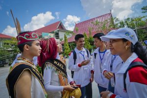 Peserta SMN asal Bali mengunjungi SMAN 1 Sampit.