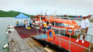 suasana turis tiba di dermaga Pelabuhan Lembar