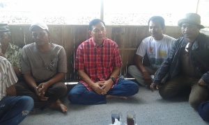 Sjafrie Sjamsoedin (tengah) berdialog dengan tokoh masyarakat Marunda, (27/8/16) 