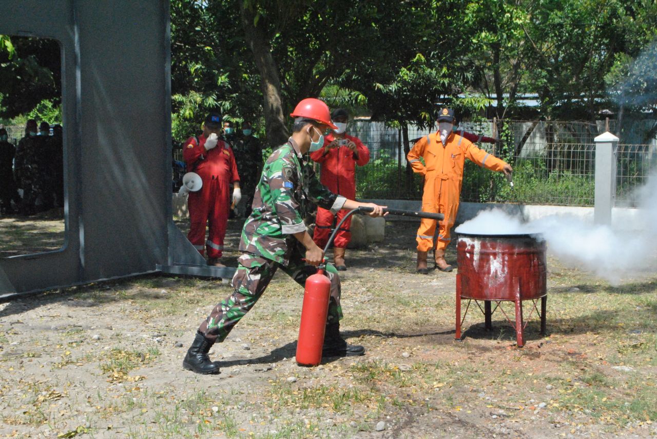 Para prajurit Satlinlamil Surabaya sedang berlatih memadamkan api di Puspeknubika.