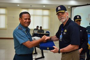 Penyerahan cindera mata dari Komandan STTAL kepada Prof. Douglas Elmer Otte, LCDR Connor Stevens Mc Lemore dan LCDR Jennifer Barnes.