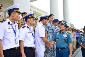 Kasal Laksamana TNI Ade Supandi jabat tangan dengan ASEAN Cadet yang jadi peserta seminar di Surabaya