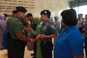 Pangkolinlamil Laksamana Muda TNI I. G. Putu Wijamahaadi, S.H. menerima ucapan selamat dari Panglima TNI Jenderal TNI Gatot Nurmantyo. (Foto Dispen Kolinlamil).  