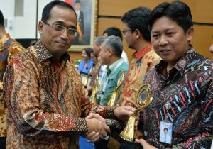 Menteri Perhubungan, Budi Karya Sumadi, memberikan penghargaan Pelayanan Prima Sektor Transportasi Tahun 2016