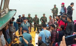 Danlantamal IV Tanjungpinang Laksamana Pertama TNI S. Irawan, S.E., didampingi Asops Danlantamal IV, Asintel Danlantamal IV serta Danlanal Batam meninjau Kapal dan barang bukti di dermaga Batam, Minggu (18/9). 